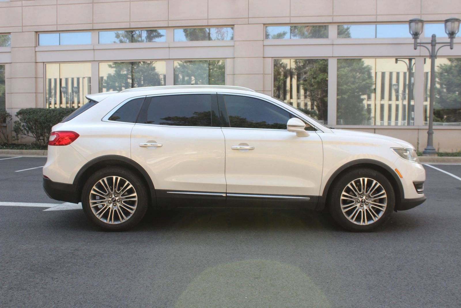 Used 2016 Lincoln MKX Reserve w/ Driver Assistance Package AWD/4WD image 6