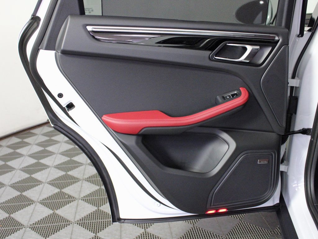 Certified 2026 Porsche Macan AWD/4WD image 33