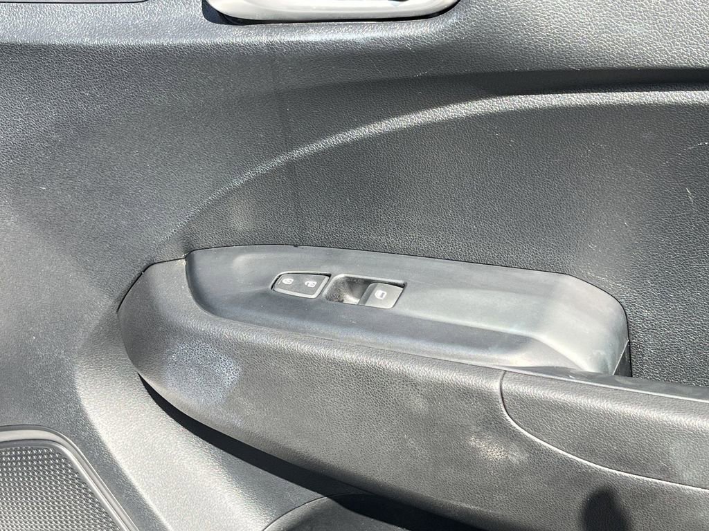 Used 2025 Hyundai Venue SEL FWD image 32