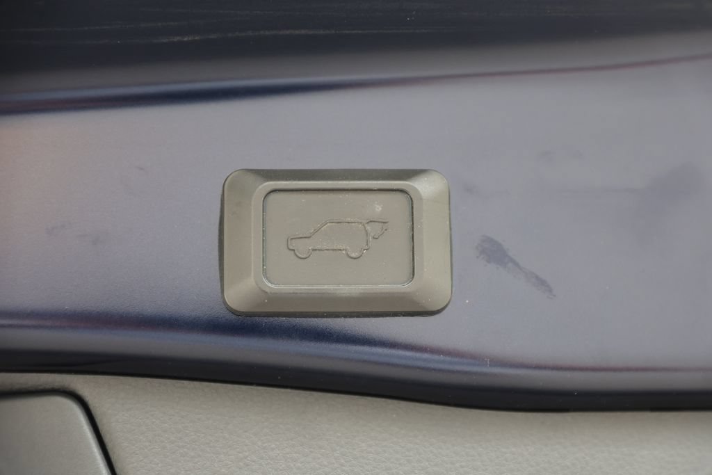 Used 2019 Toyota RAV4 XLE Premium w/ Cold Weather Package AWD/4WD image 8