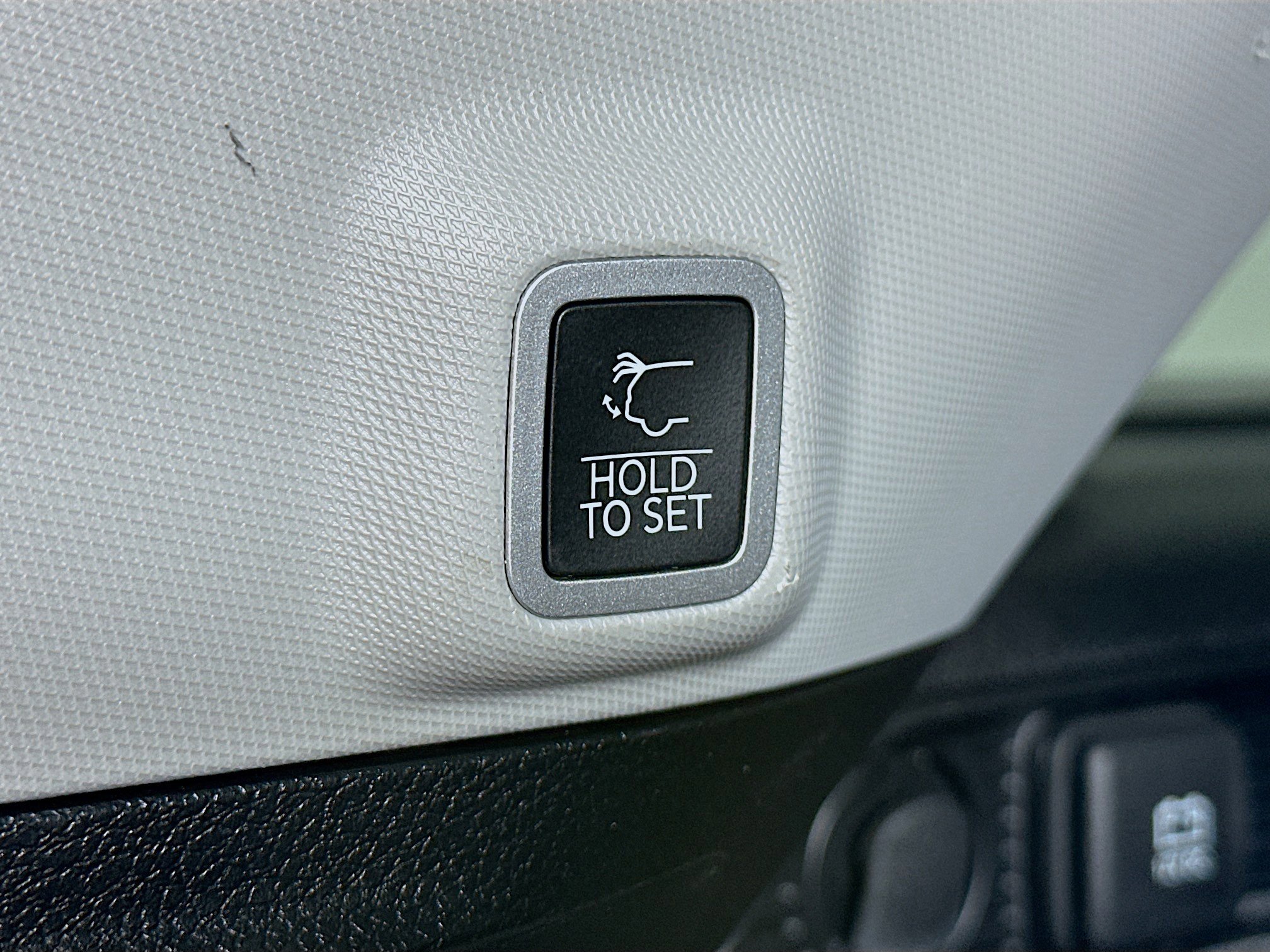 Used 2023 Jeep Grand Cherokee Limited w/ Black Appearance Package image 29