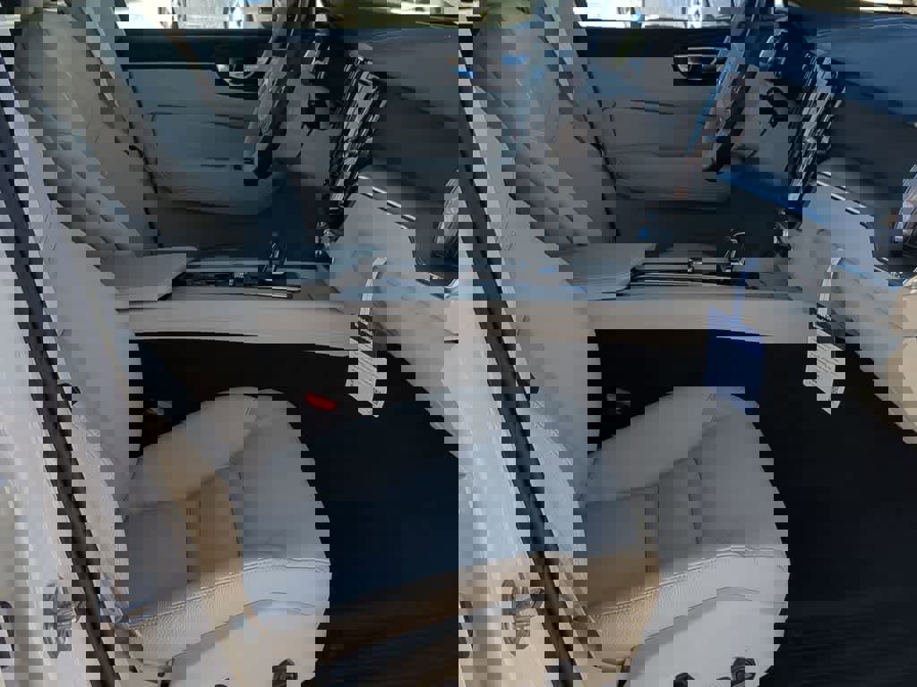 Certified 2025 Volvo XC60 T8 Core w/ Protection Package Premier image 20