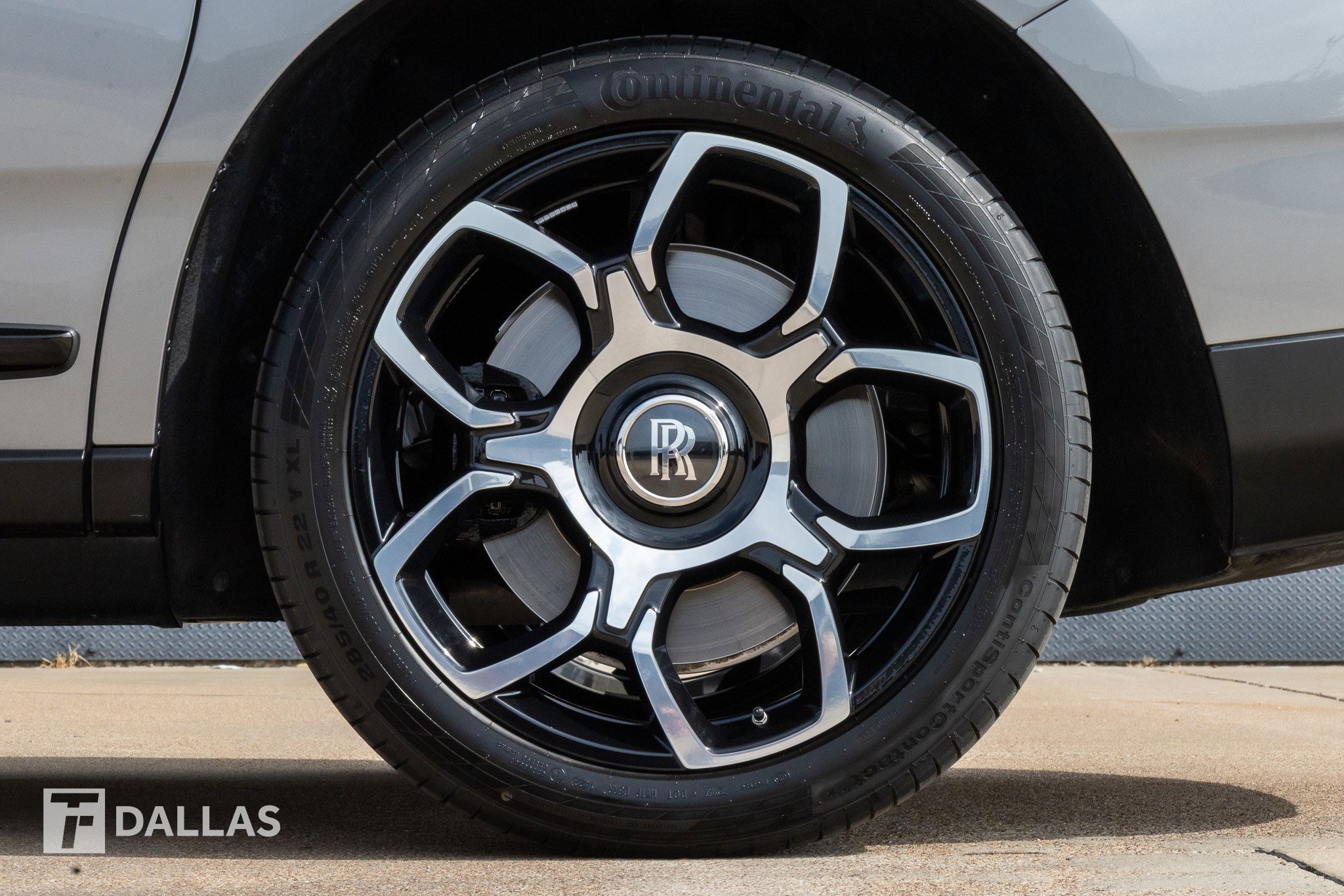 Used 2022 Rolls-Royce Cullinan Black Badge w/ Dark Exterior Package image 10