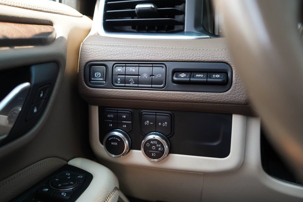 Used 2021 GMC Yukon XL Denali w/ Denali Premium Package AWD/4WD image 34