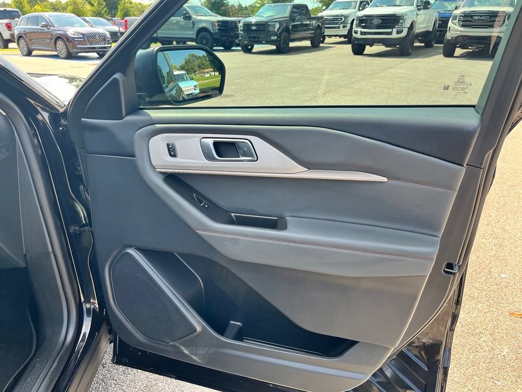 Used 2025 Ford Explorer Active RWD image 9