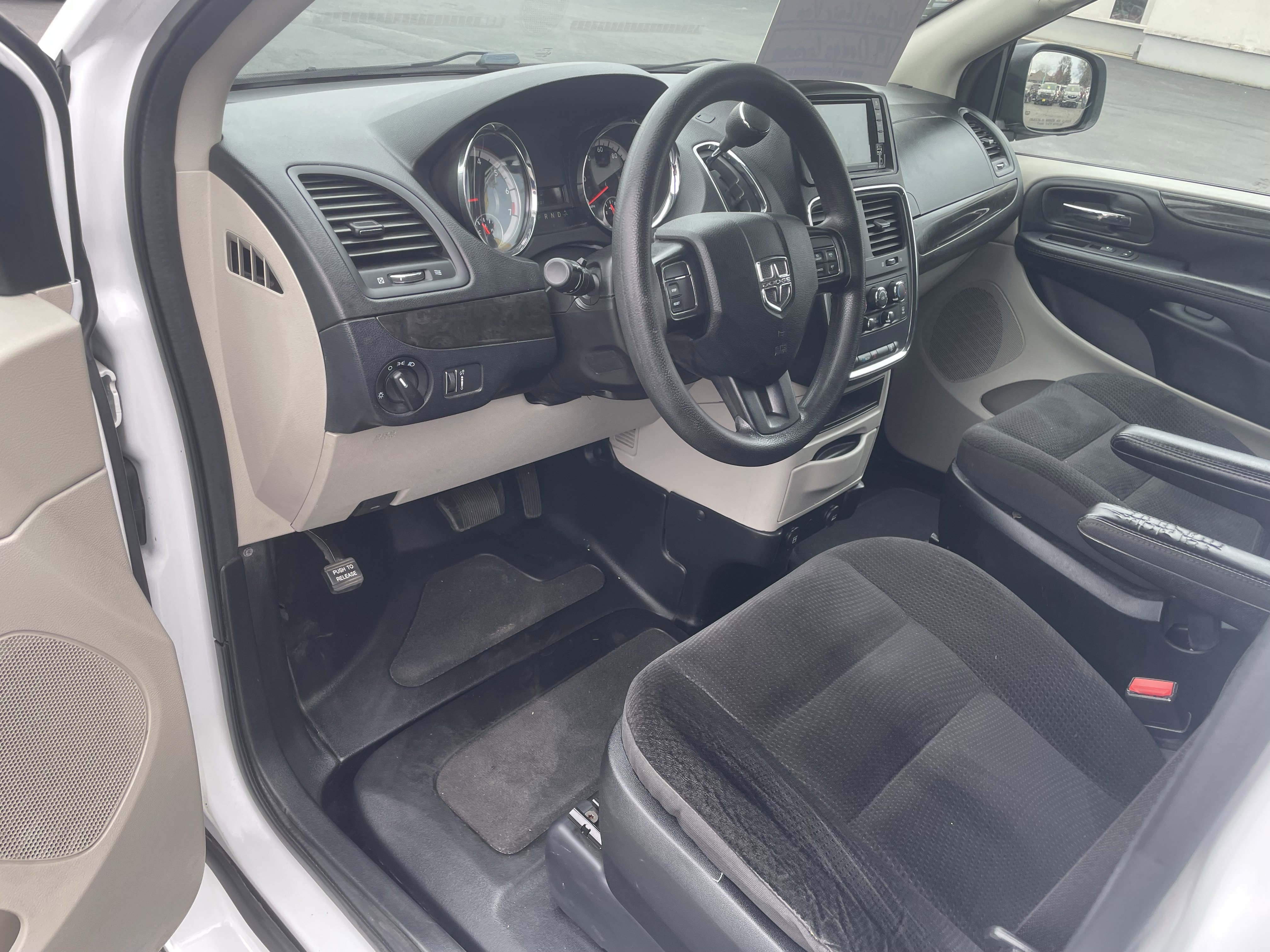 Used 2019 Dodge Grand Caravan SE FWD image 12