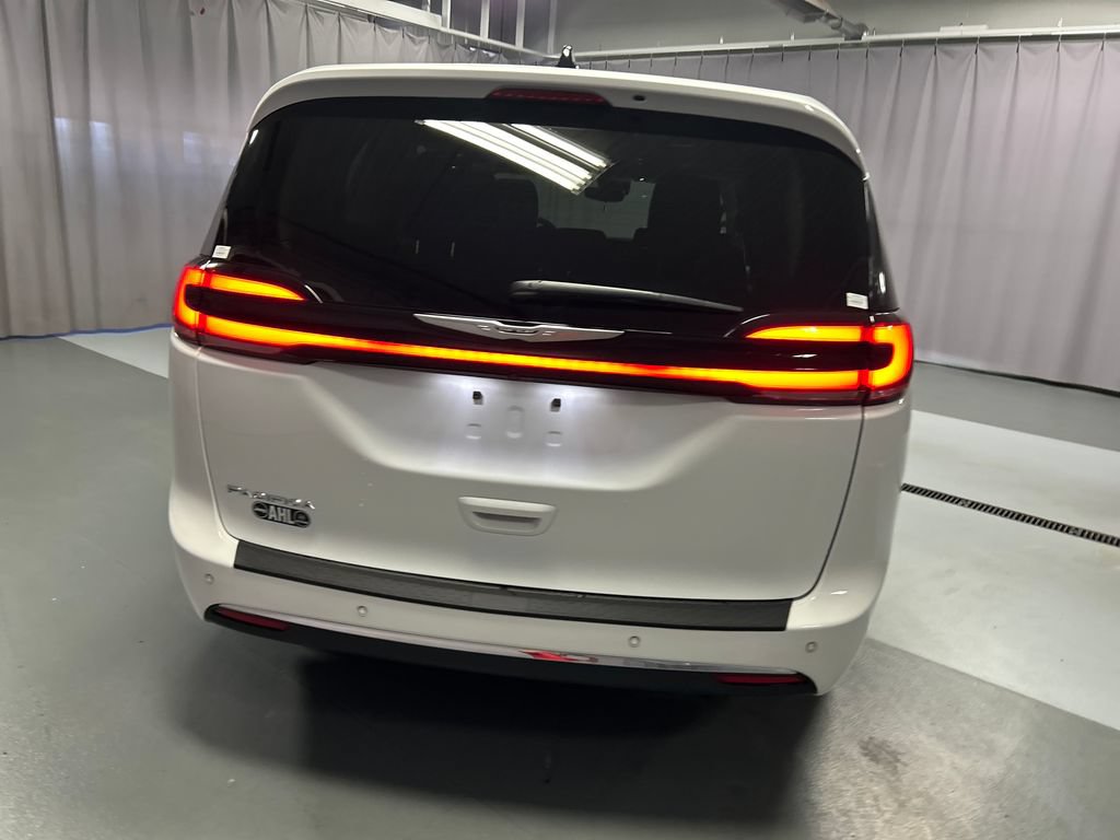 Used 2024 Chrysler Pacifica Touring-L w/ Uconnect Theater Family Group FWD image 6