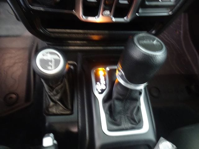 Certified 2022 Jeep Gladiator Willys AWD/4WD image 10