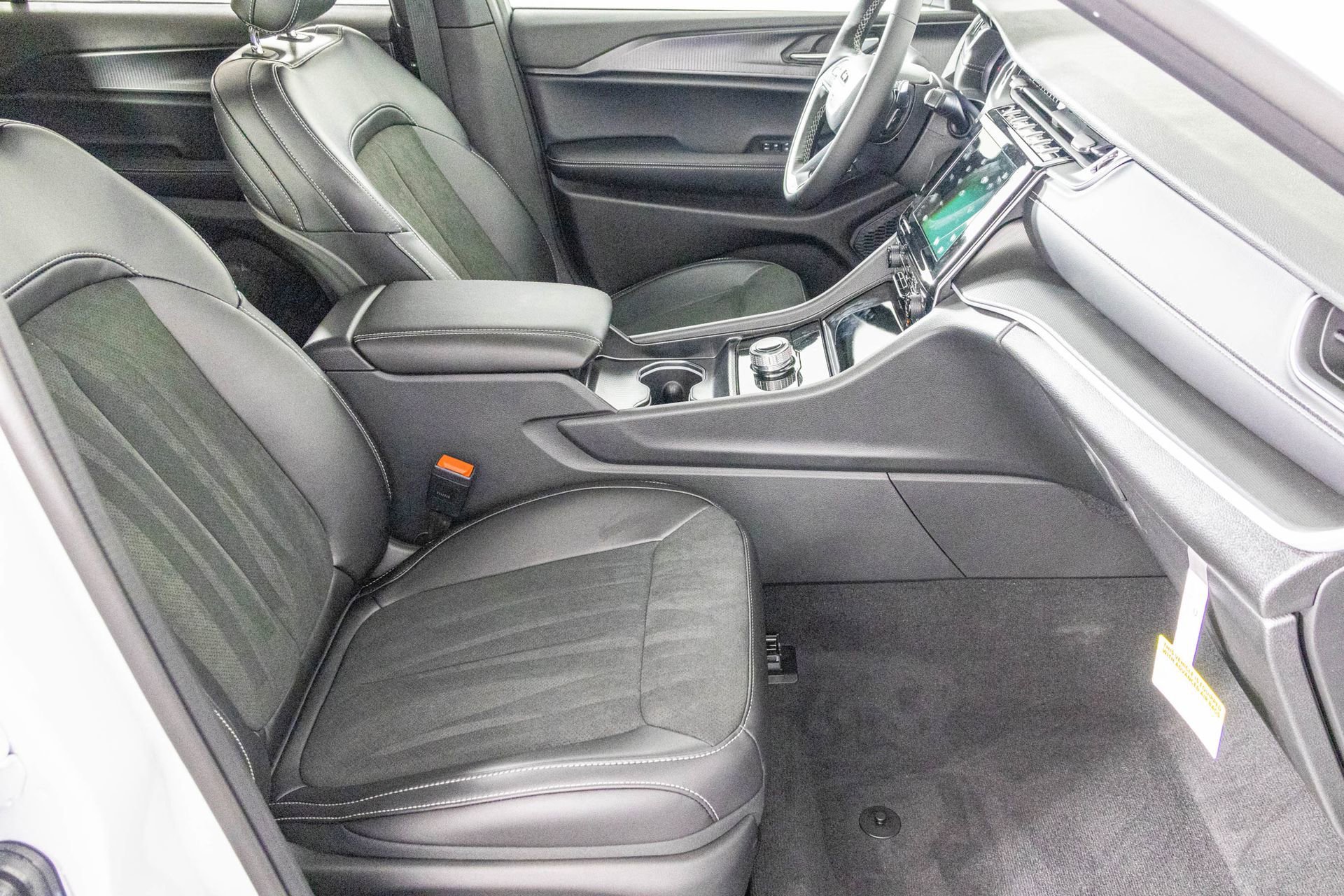 New 2025 Jeep Grand Cherokee L Altitude image 39