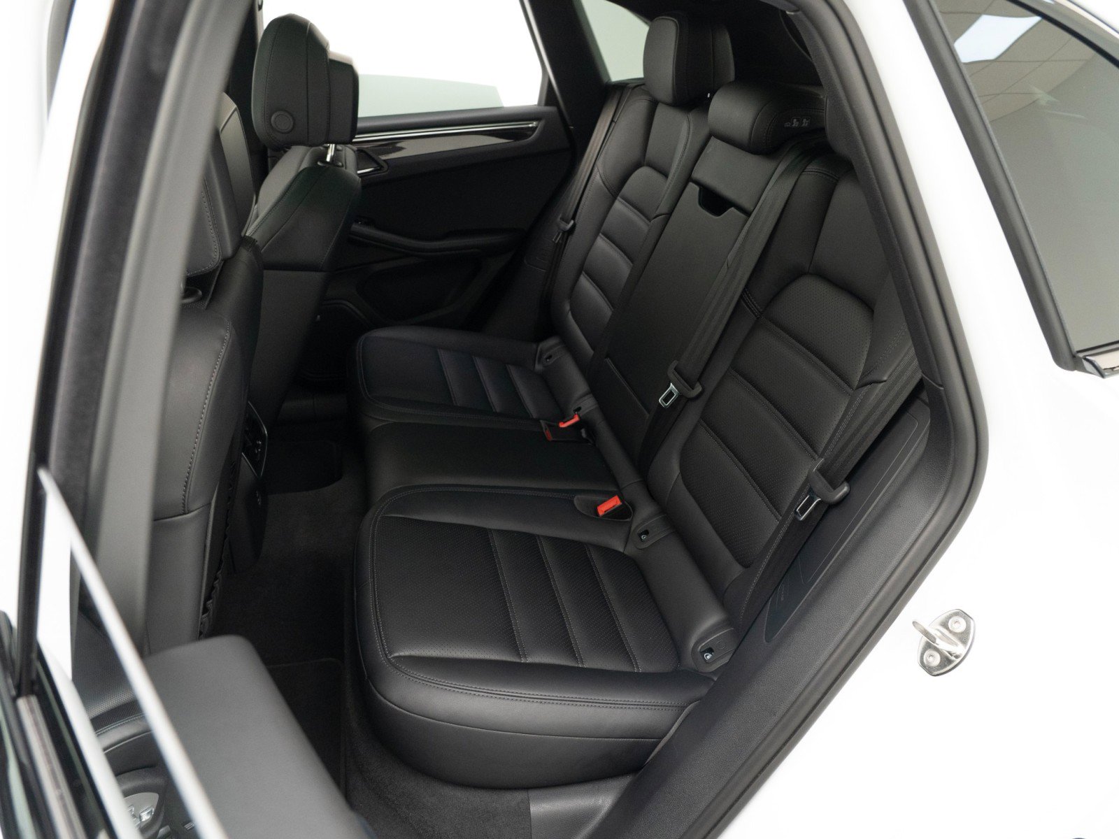 Certified 2025 Porsche Macan image 28