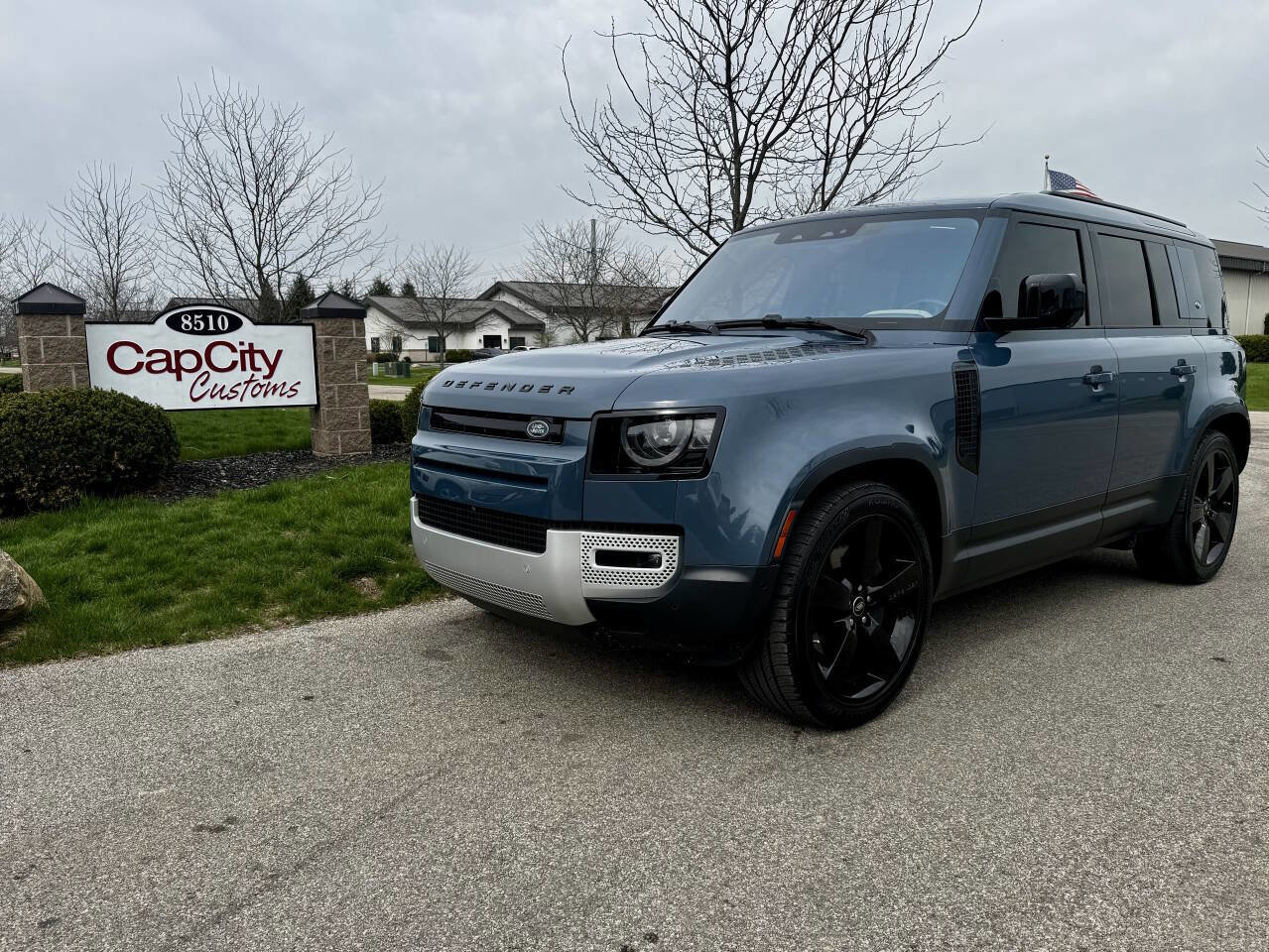 Used 2020 Land Rover Defender 110 SE image 1