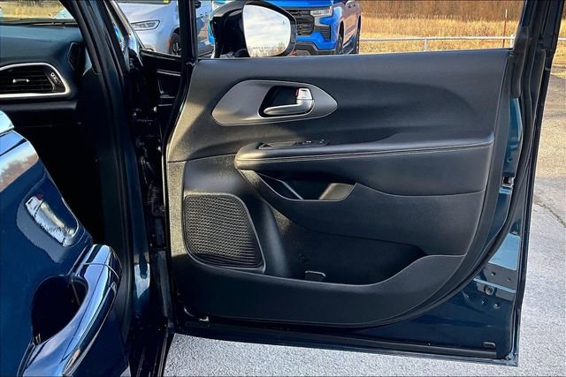 Used 2025 Chrysler Pacifica Select image 28