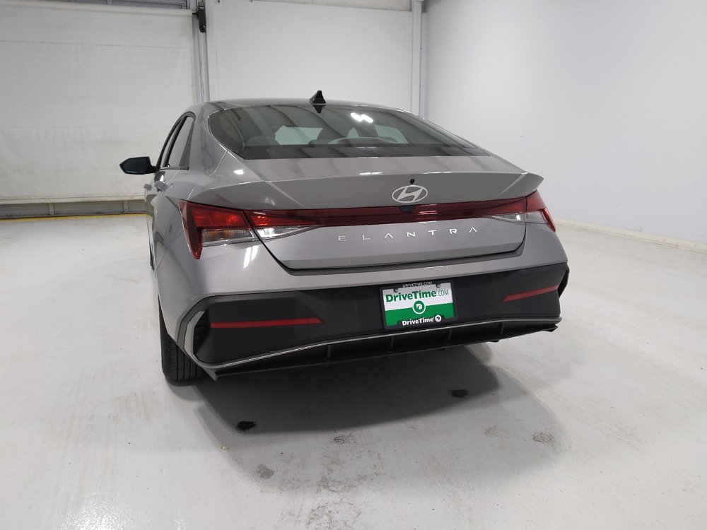 Used 2025 Hyundai Elantra SE FWD image 6
