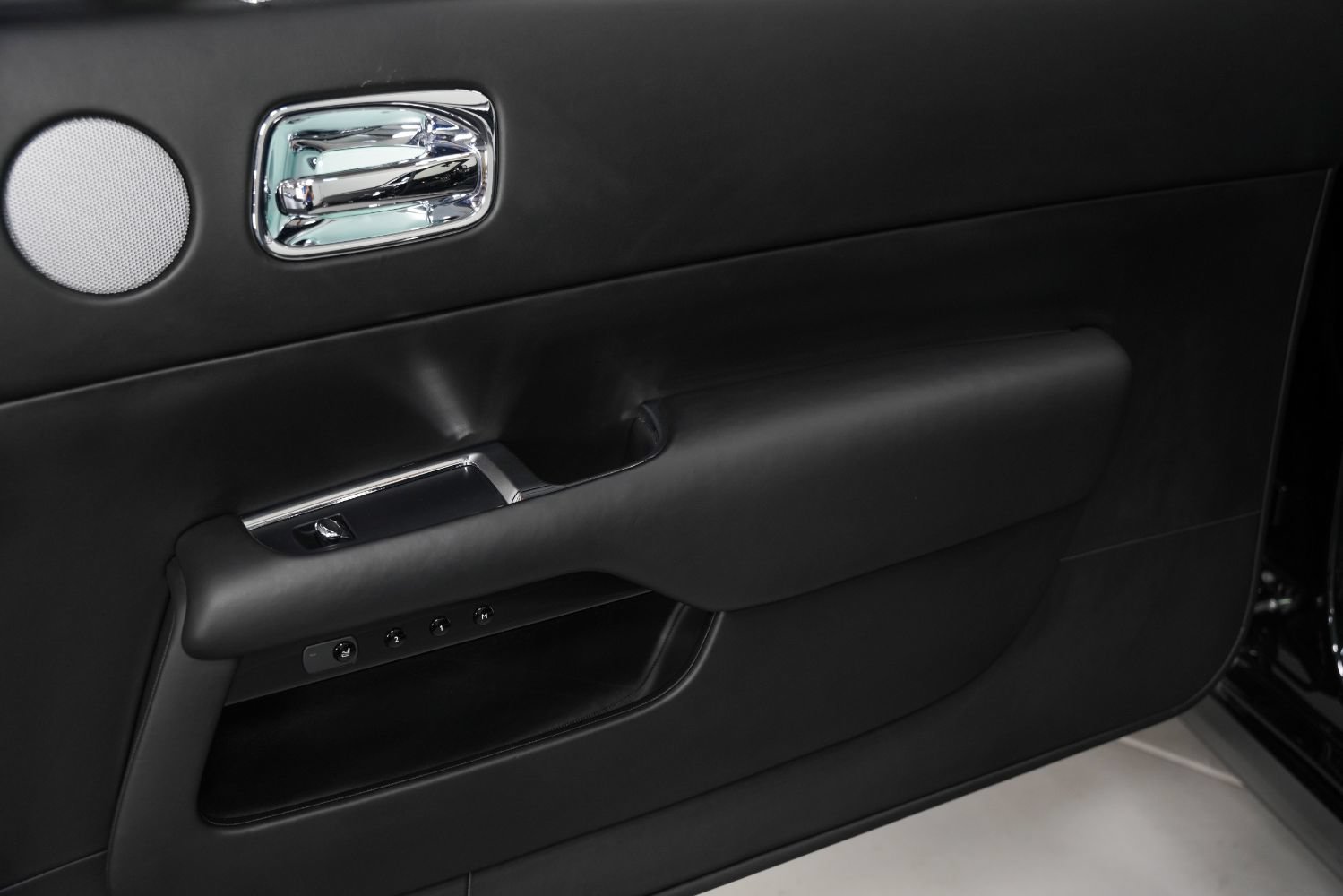 Used 2019 Rolls-Royce Dawn RWD image 28