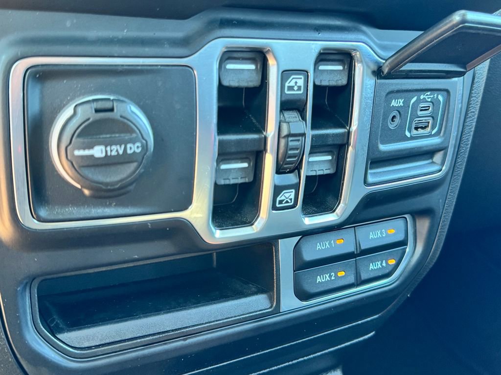 Used 2023 Jeep Wrangler Unlimited Sahara AWD/4WD image 25