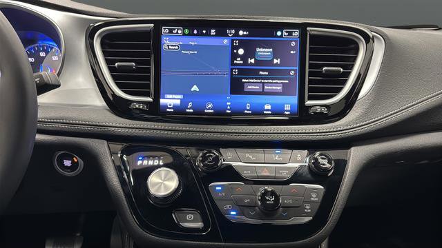 Used 2025 Chrysler Pacifica Limited image 13