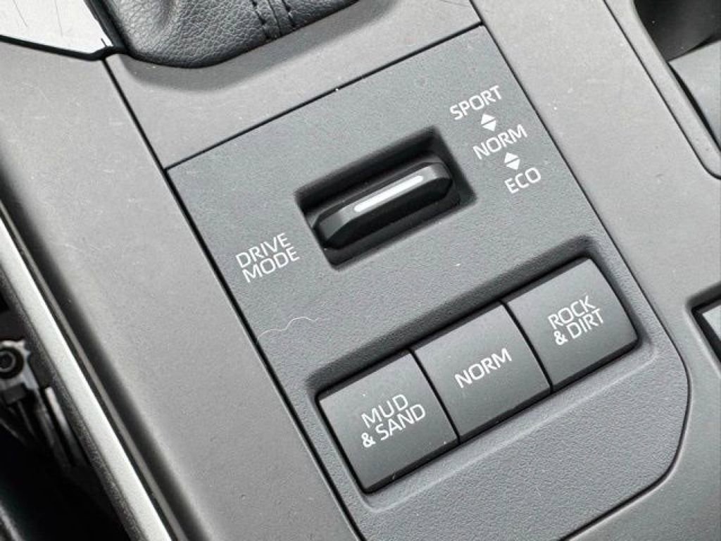 Used 2021 Toyota Highlander XLE AWD/4WD image 19