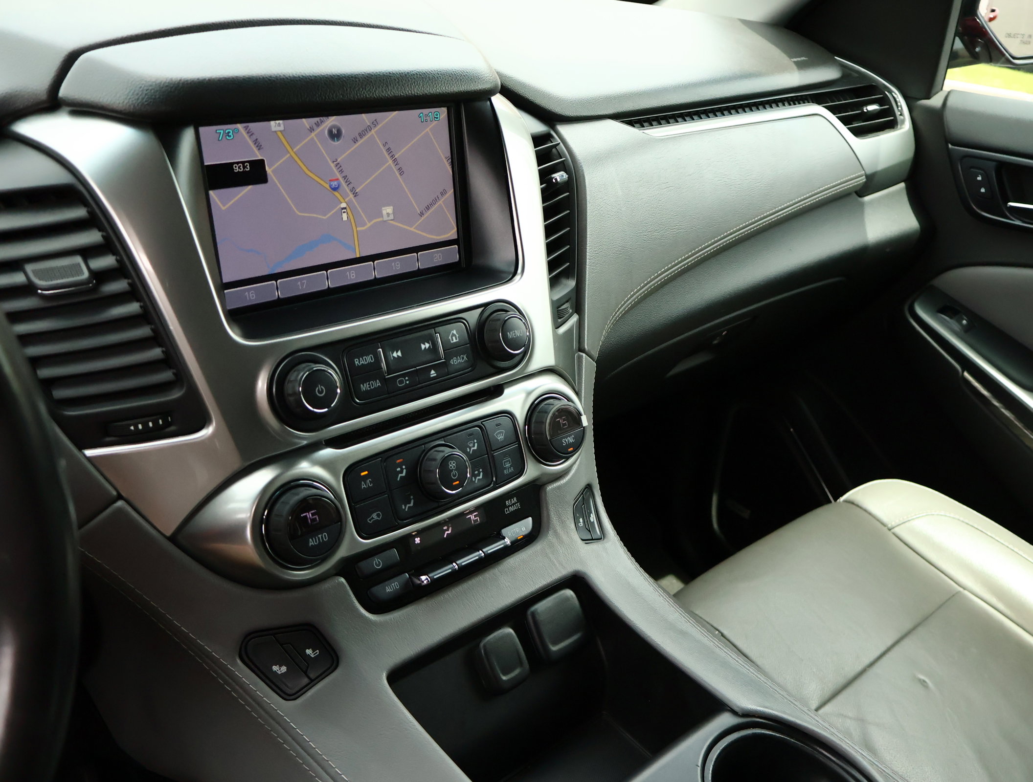 Used 2015 Chevrolet Suburban LT RWD image 19