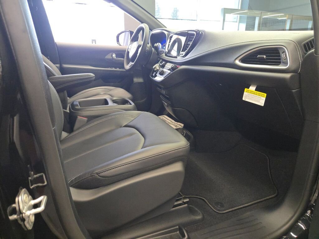 New 2025 Chrysler Pacifica Select FWD image 6