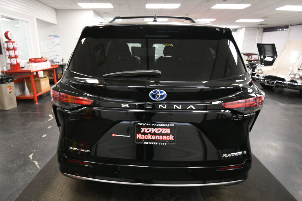 Used 2025 Toyota Sienna Platinum AWD/4WD image 7