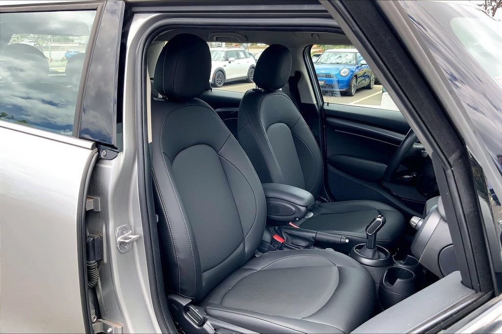 Used 2024 MINI Cooper 4-Door Hardtop FWD image 8