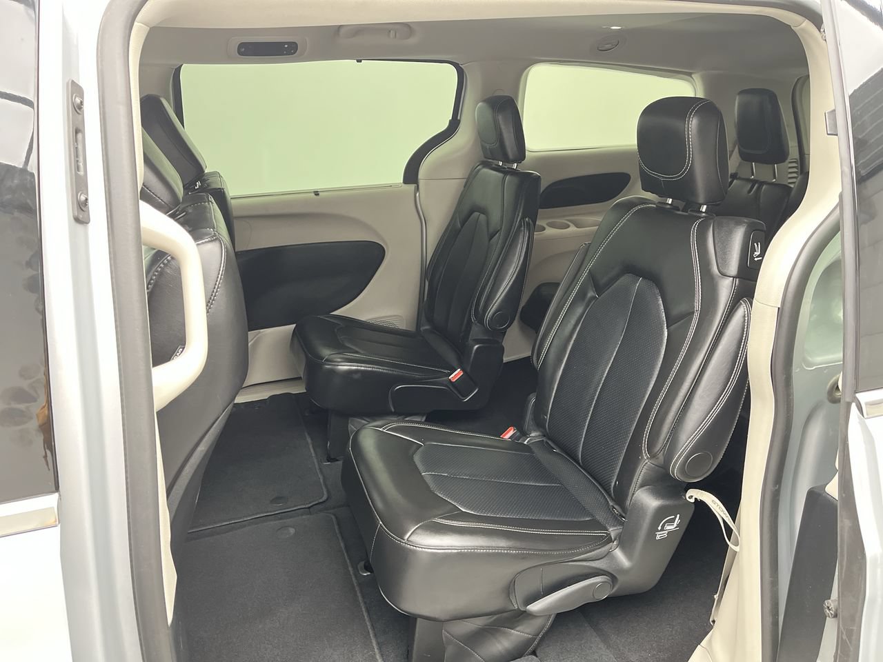 Used 2024 Chrysler Pacifica Touring-L FWD image 10