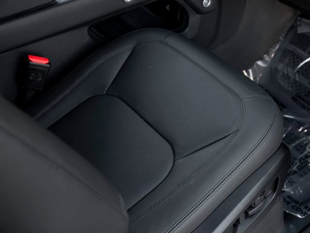 Used 2025 Land Rover Defender 90 X-Dynamic SE image 35