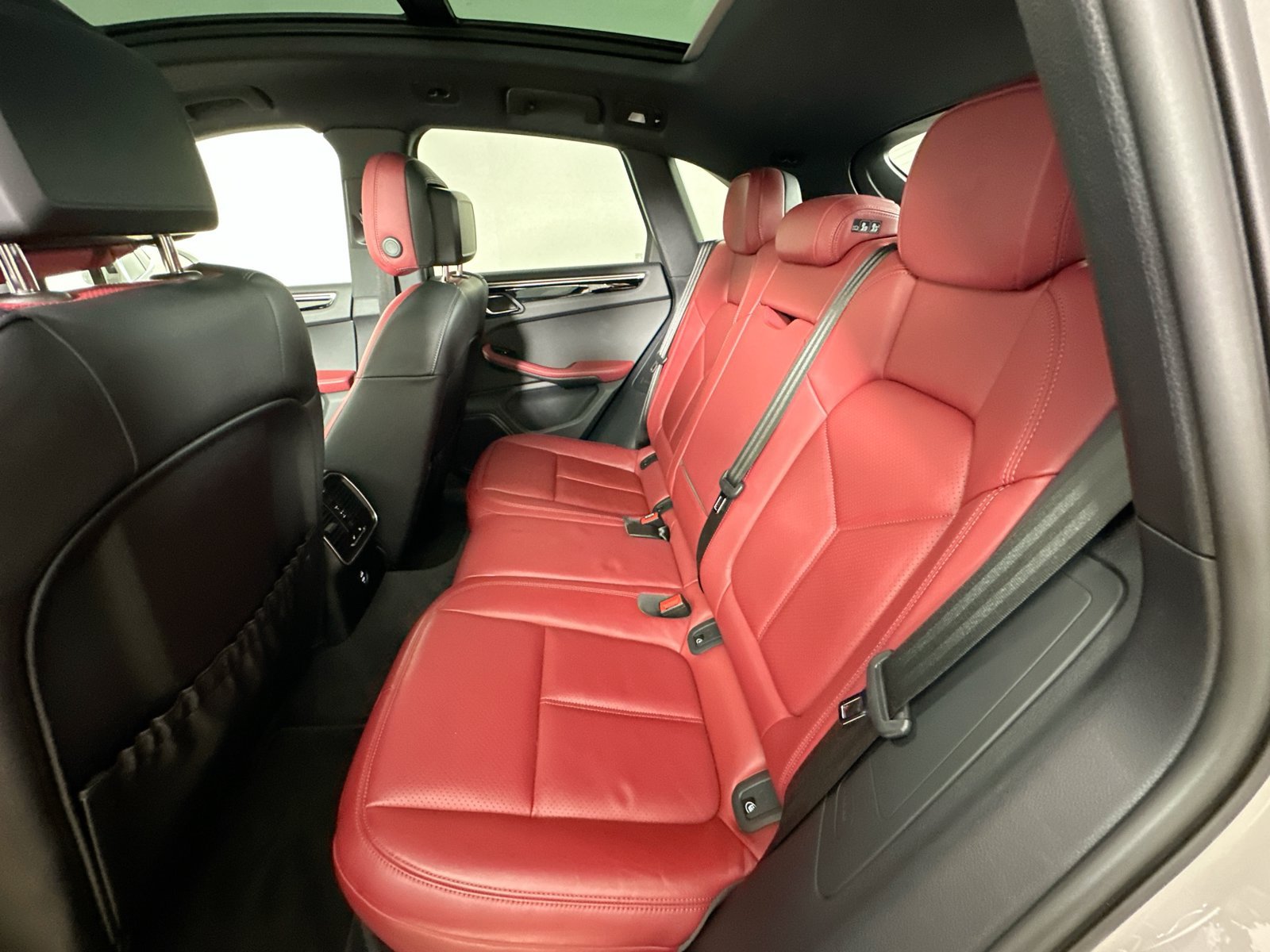 Used 2023 Porsche Macan AWD/4WD image 39
