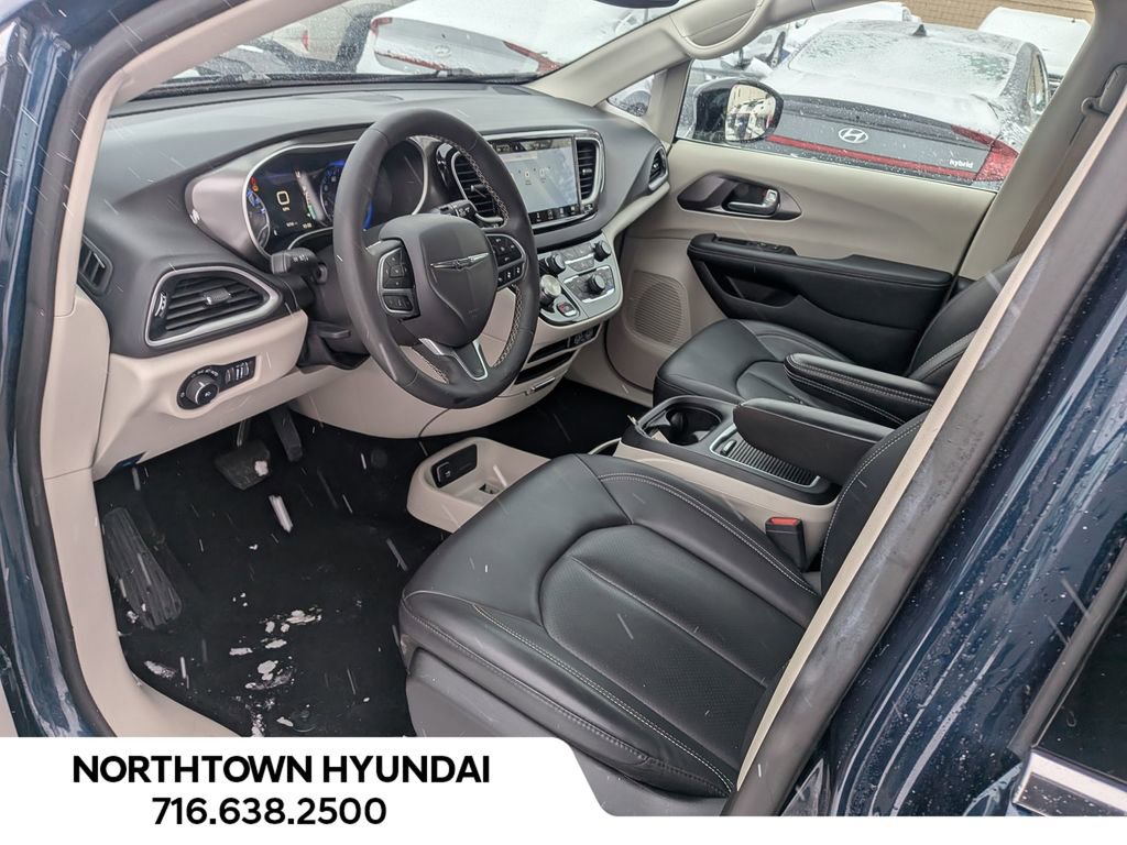 Used 2024 Chrysler Pacifica Touring-L image 10
