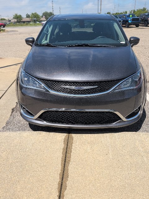 Used 2020 Chrysler Pacifica Touring w/ Cold Weather Group FWD image 3