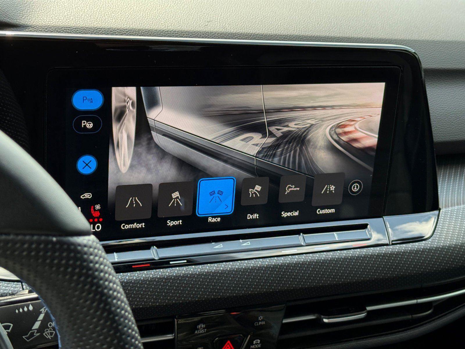 Used 2022 Volkswagen Golf R image 30