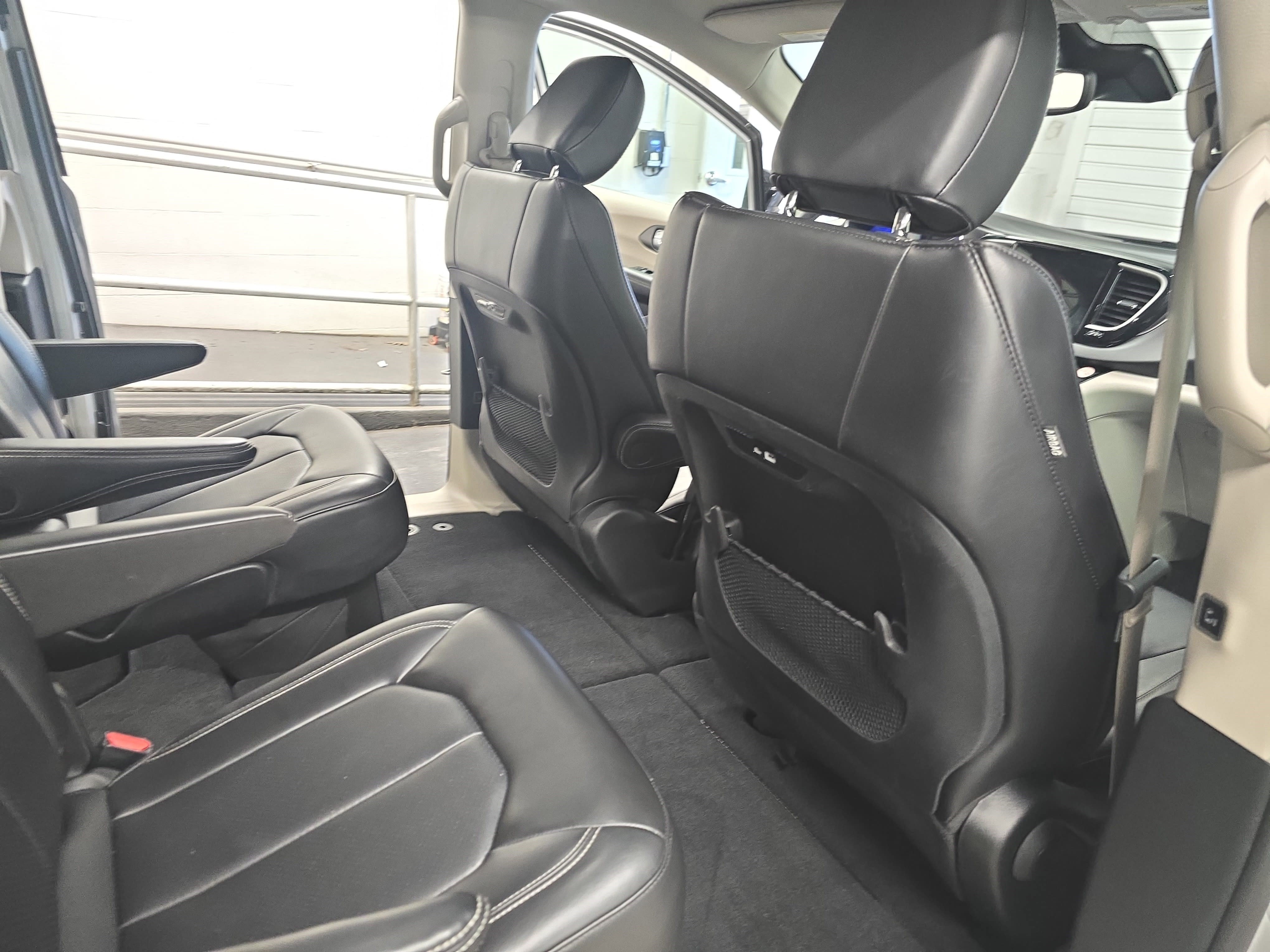 Used 2024 Chrysler Pacifica Touring-L image 11