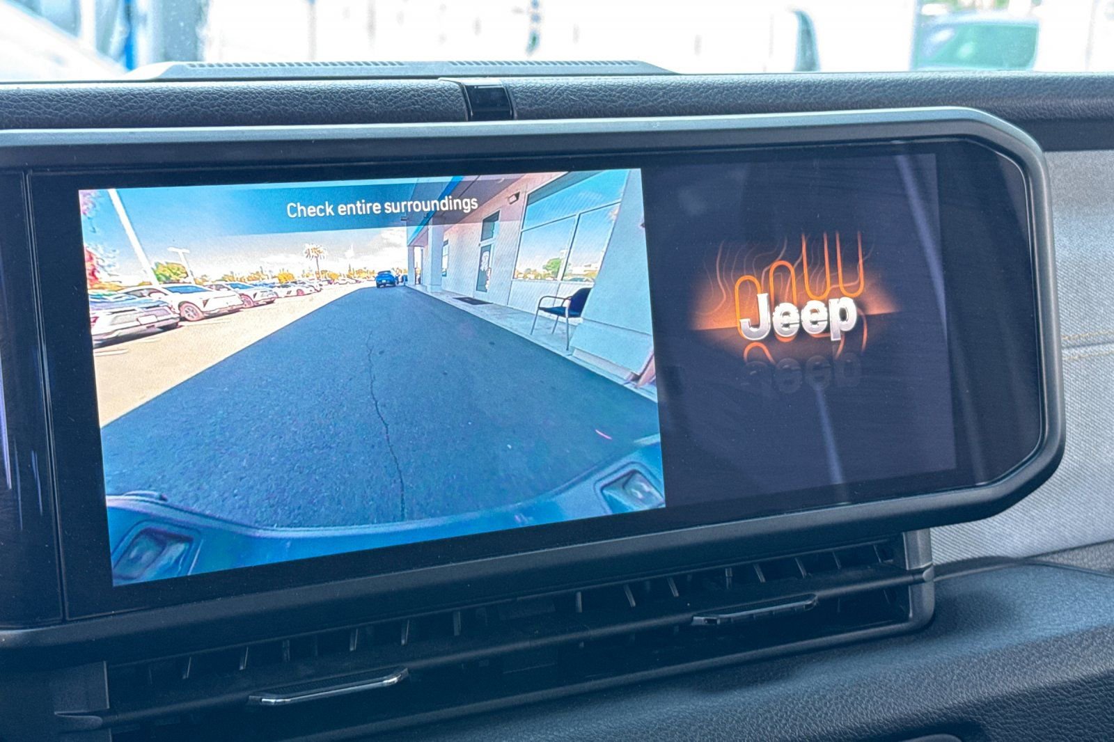 Used 2025 Jeep Gladiator Sport image 27