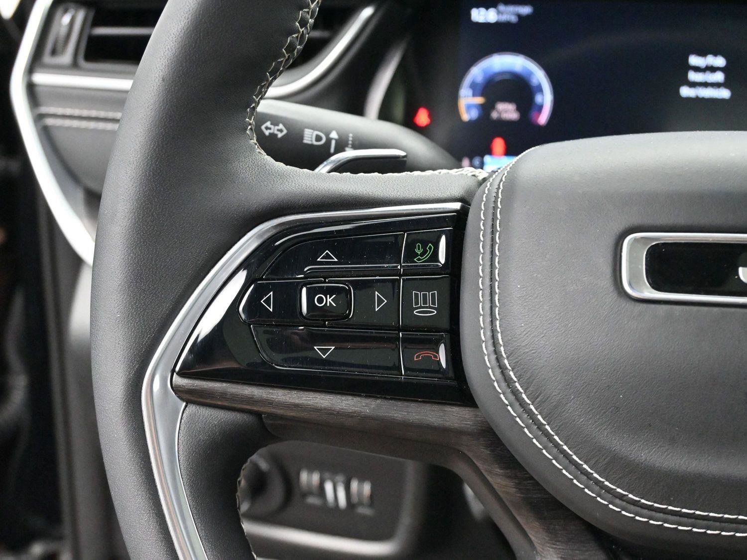 Used 2023 Jeep Grand Cherokee Overland w/ Luxury Tech Group IV AWD/4WD image 17