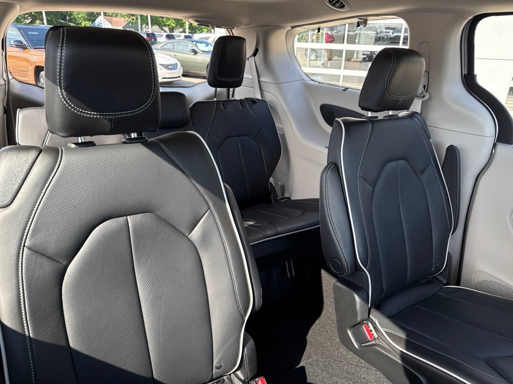 Used 2023 Chrysler Pacifica Limited AWD/4WD image 43