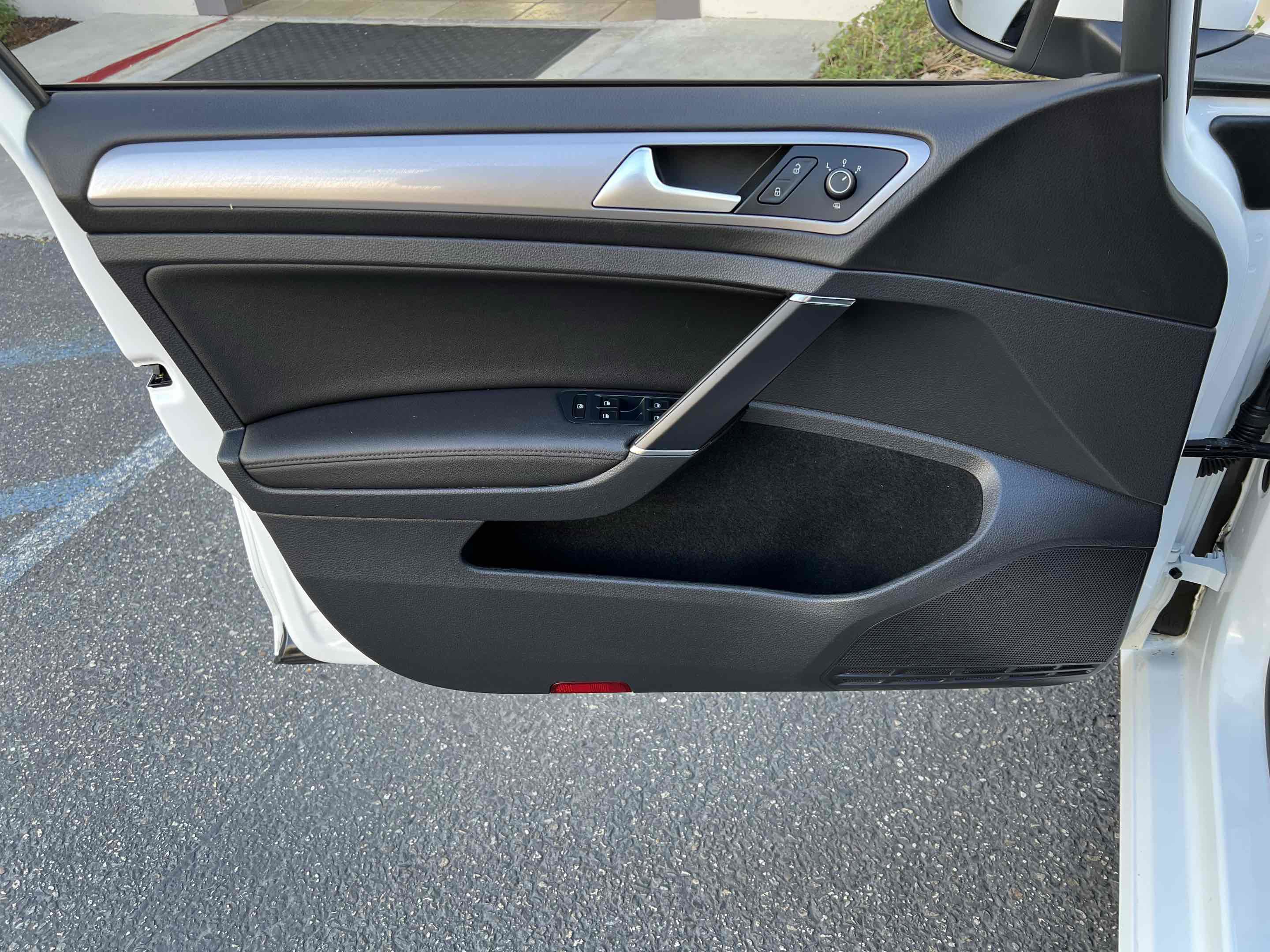 Used 2015 Volkswagen e-Golf SEL Premium FWD image 75