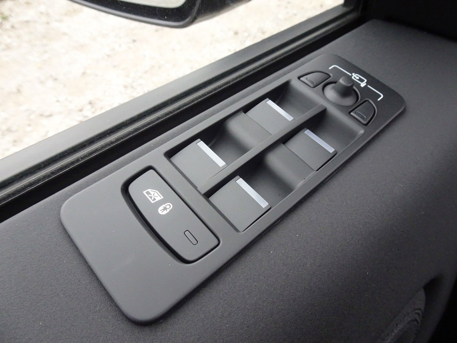 New 2025 Land Rover Discovery Sport S image 23