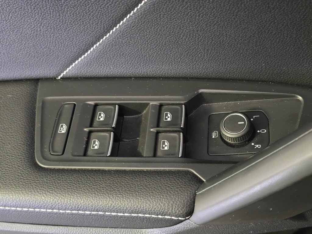 Used 2022 Volkswagen Tiguan SE image 9