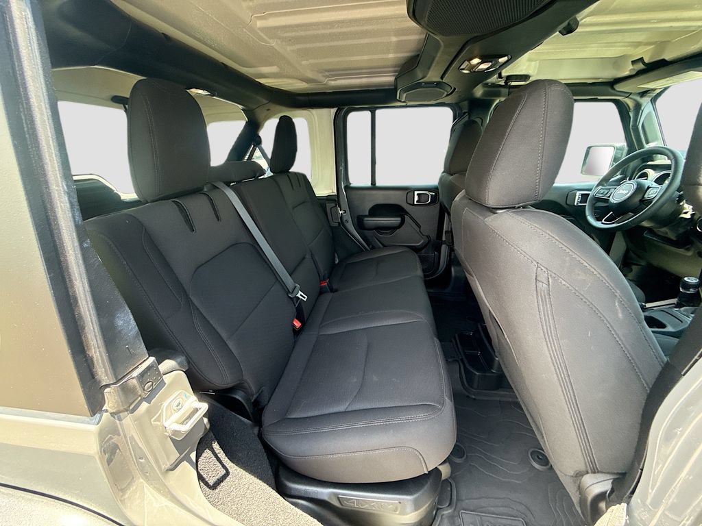 Used 2023 Jeep Wrangler Unlimited AWD/4WD image 32