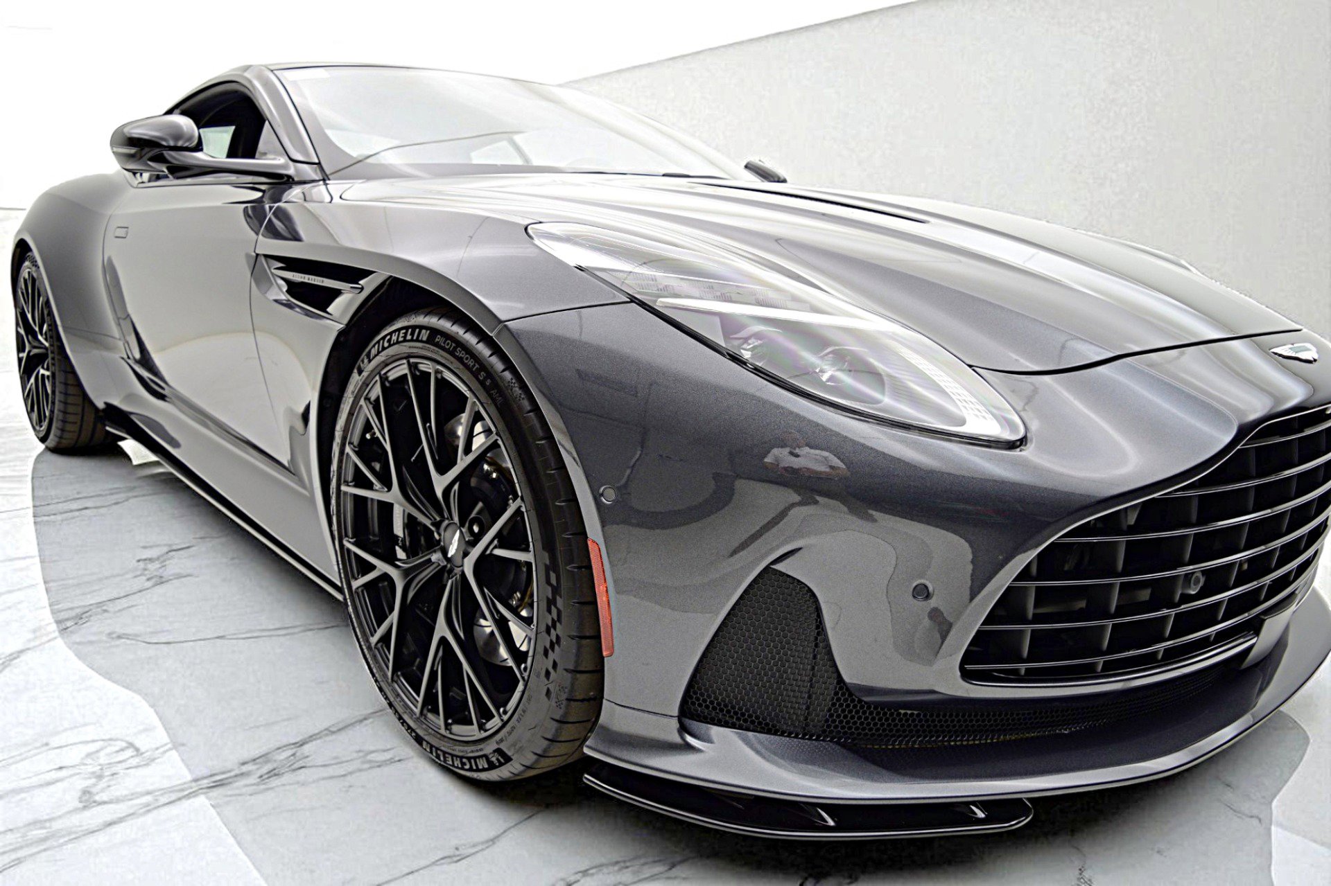 Used 2024 Aston Martin DB12 Coupe image 8