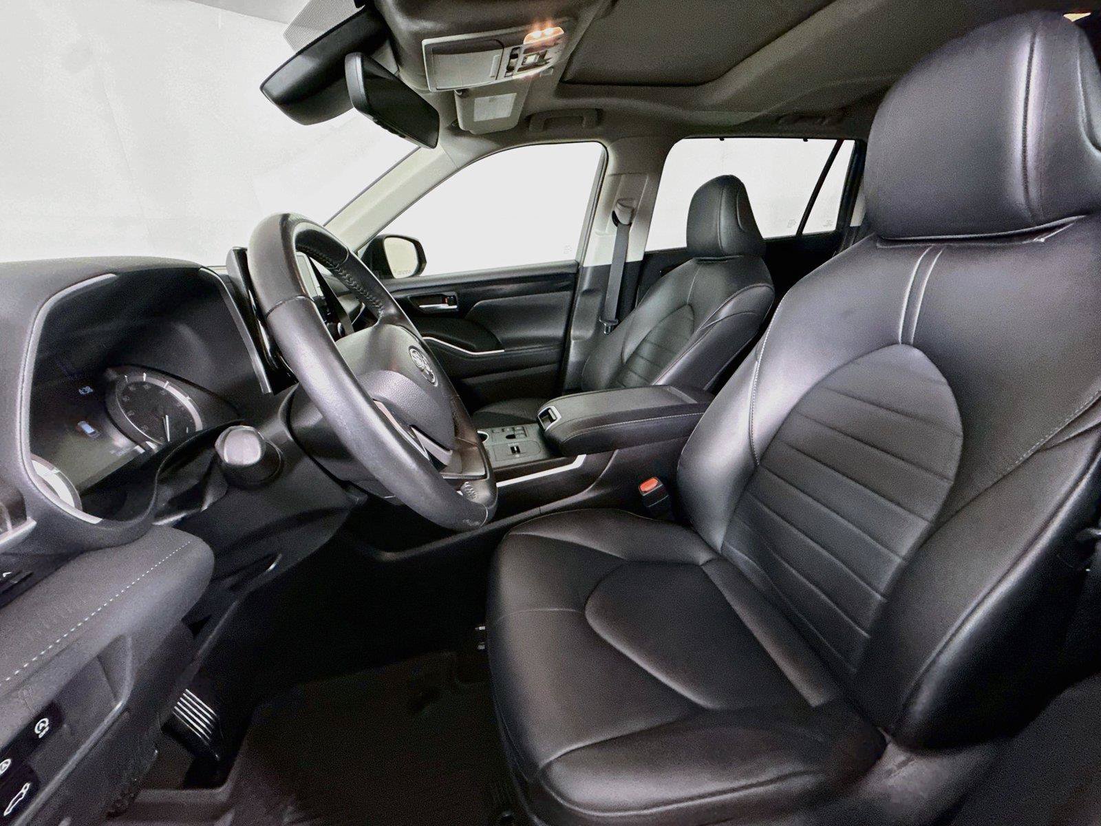 Certified 2023 Toyota Highlander XLE FWD image 3
