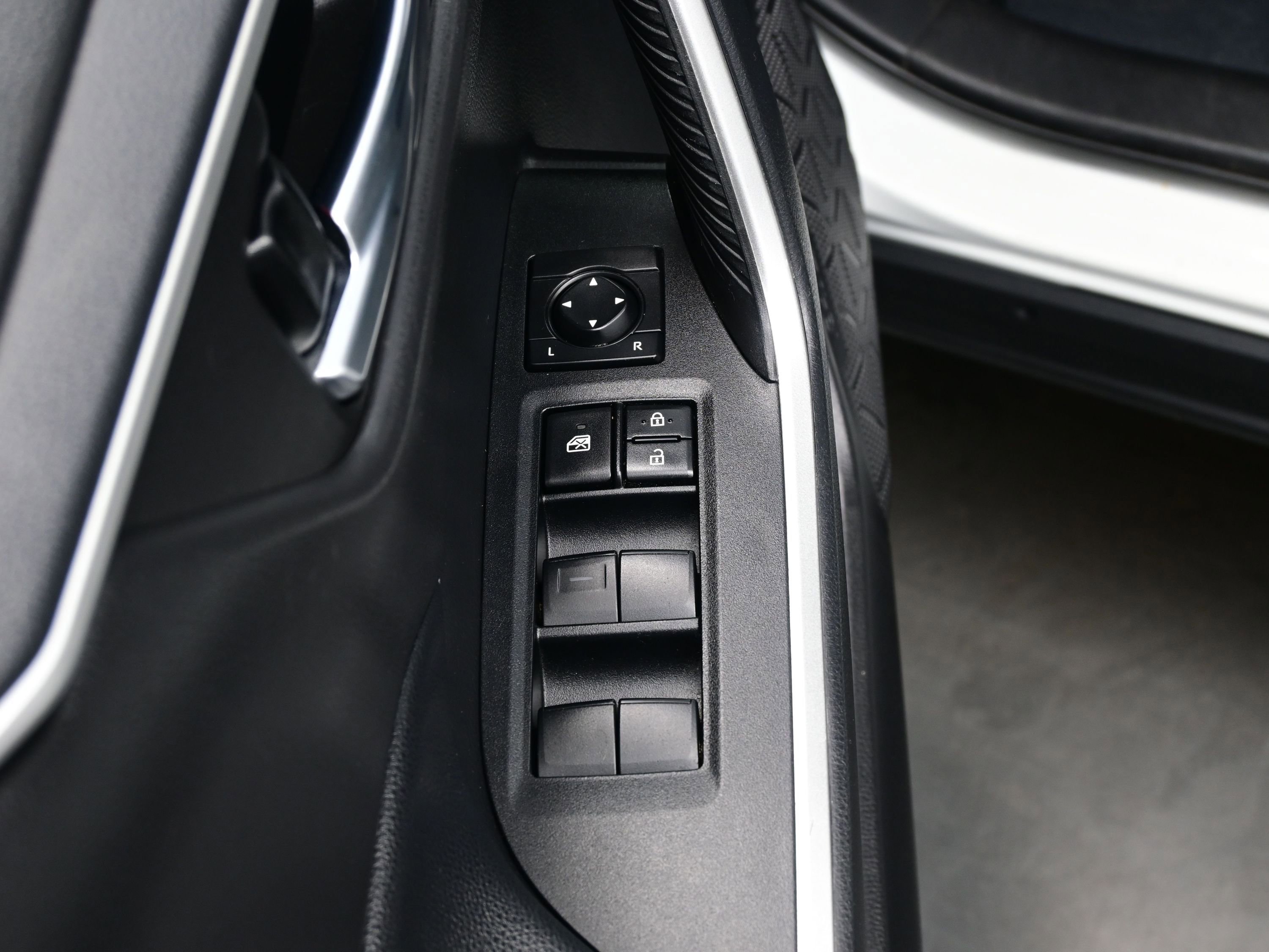 Used 2021 Toyota RAV4 XLE AWD/4WD image 10