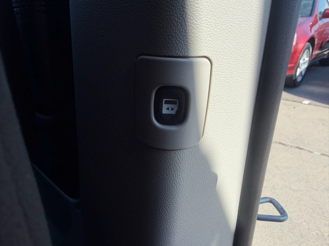 Used 2016 Dodge Grand Caravan SXT w/ UConnect Hands-Free Group FWD image 19