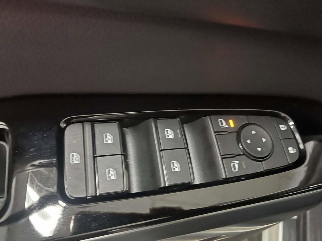 Used 2025 Nissan Pathfinder SL AWD/4WD image 16