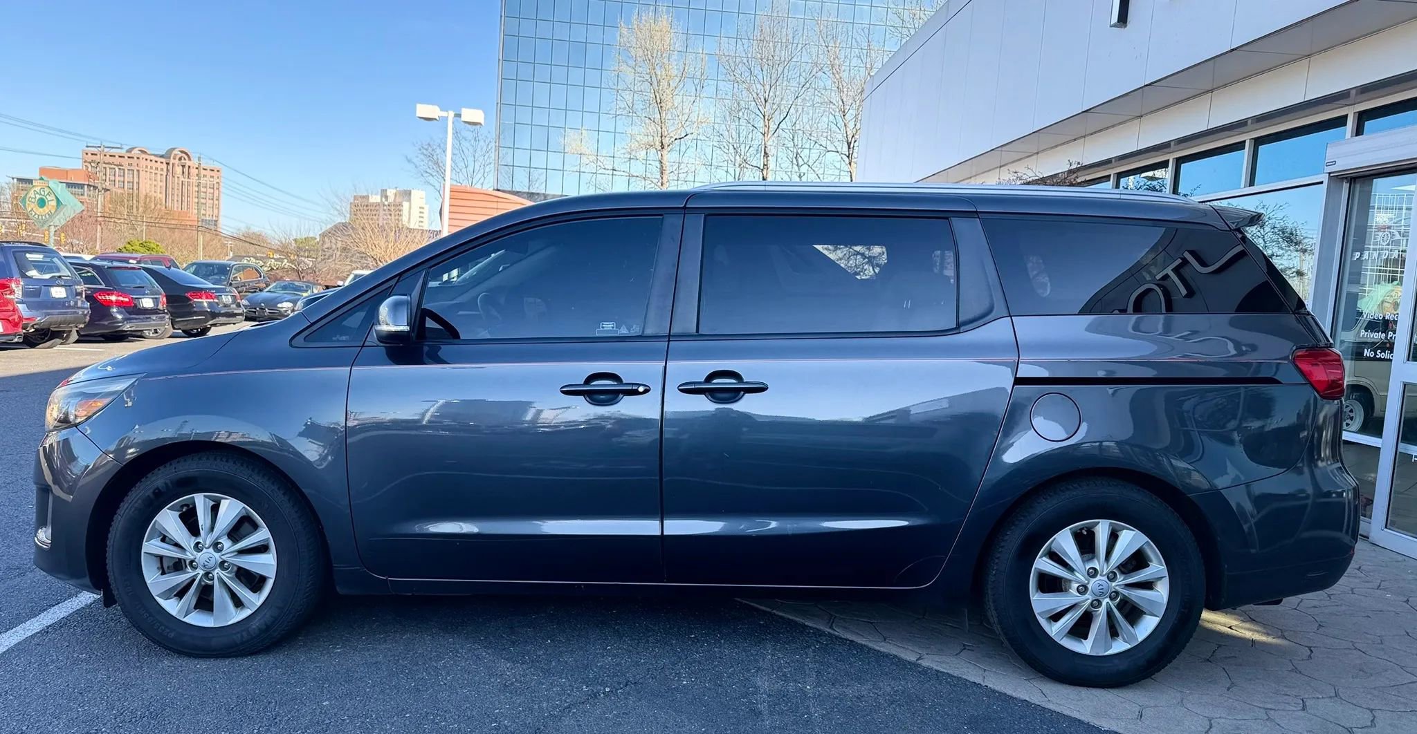 Used 2015 Kia Sedona LX w/ LX Convenience Package image 4