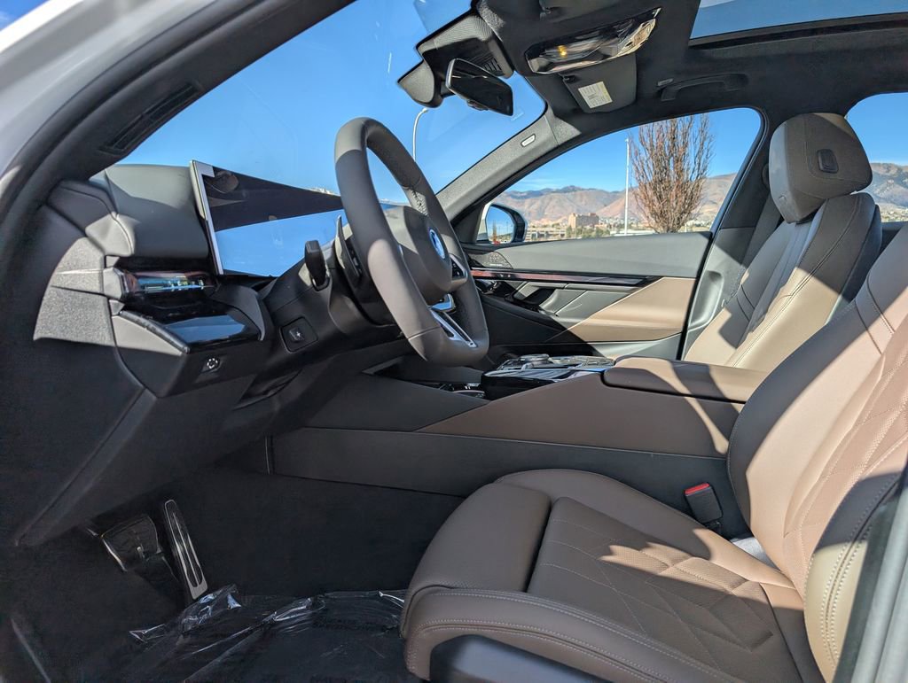 New 2026 BMW 550e xDrive w/ Premium Package image 10