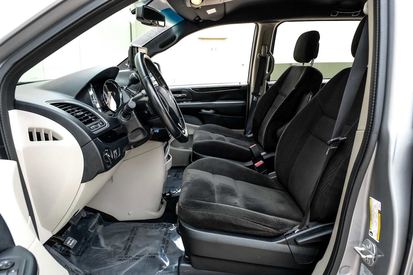 Used 2016 Dodge Grand Caravan SE image 4