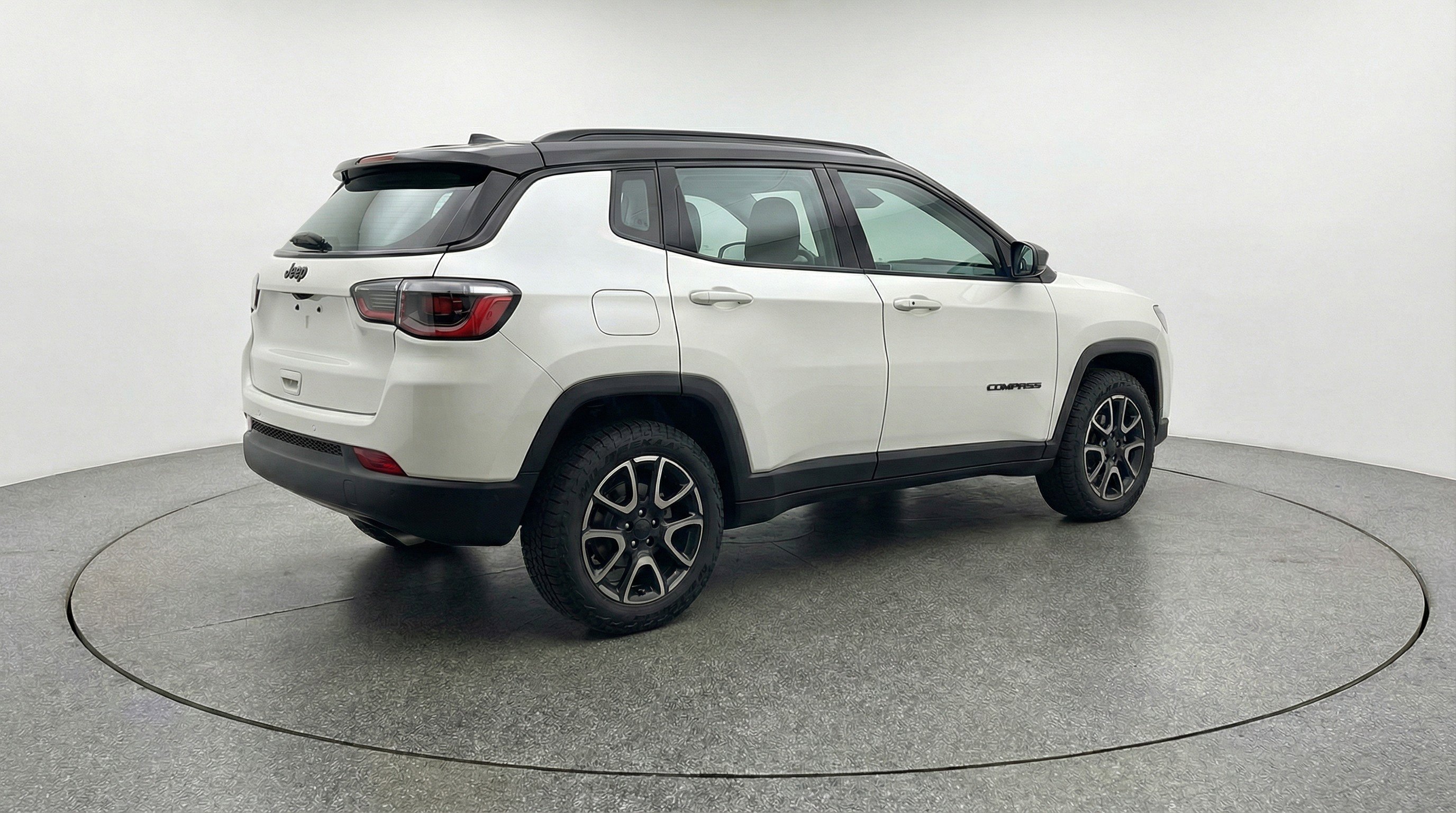 Used 2025 Jeep Compass Trailhawk AWD/4WD image 9