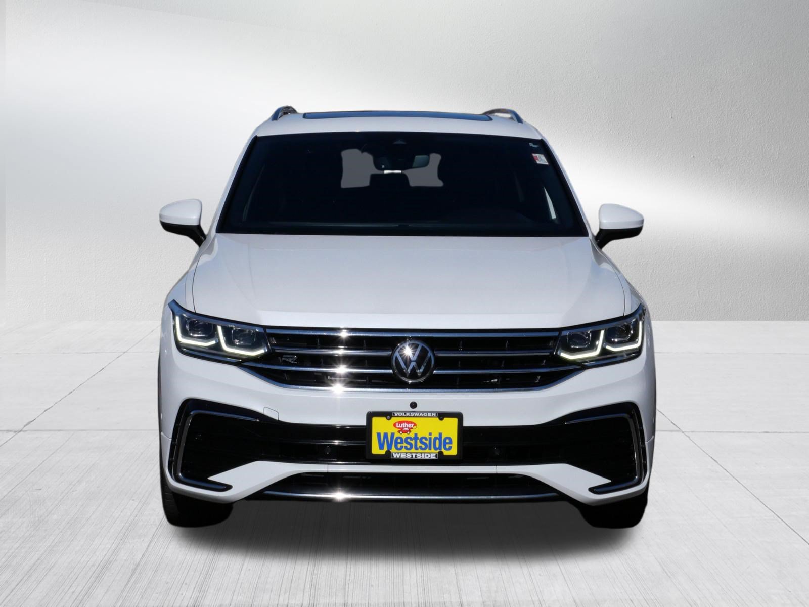 Used 2022 Volkswagen Tiguan SEL R-Line AWD/4WD image 2