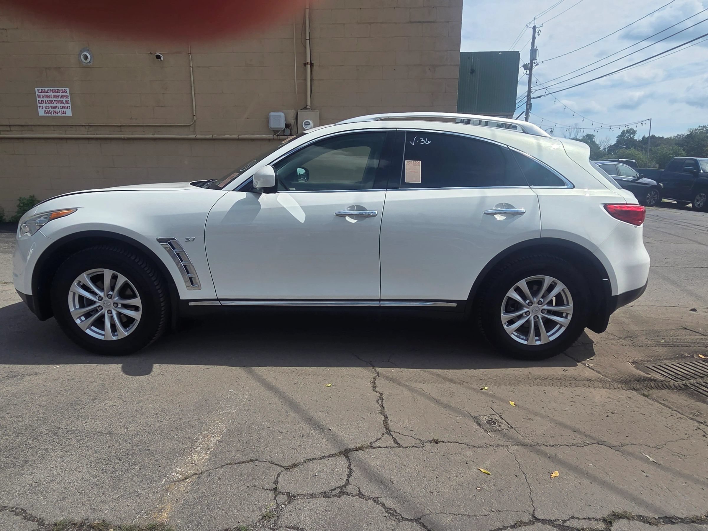 Used 2014 INFINITI QX70 AWD w/ Premium Package image 2